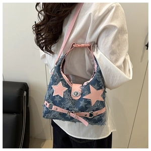Dettaglio borsa a spalla in denim Y2K con stella rosa e finiture sfrangiate