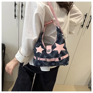 Borsa a tracolla in denim Y2K con stelle rosa e fibbie indossata dalla modella