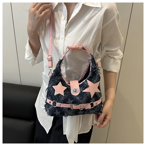 Dettaglio della borsa a spalla in denim Y2K con patchwork a stella rosa e anelli d'argento