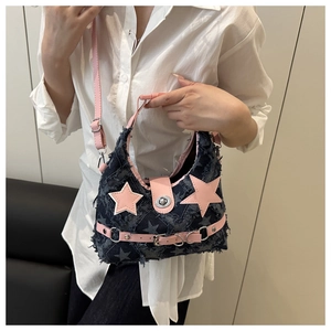 Dettaglio borsa in denim con stella rosa, chiusura metallica e tracolla regolabile