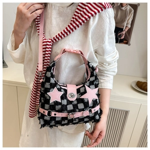 Dettaglio borsa a scacchi con ciondoli a stella rosa e finiture in denim stile Y2K