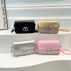 Sacs à bandoulière chics à boucle en noir, or, argent et rose sur présentoir blanc