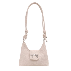 Sac croissant tissé beige pour femme avec fermoir décoratif en forme de nœud