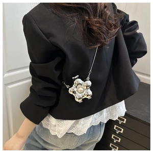 Silver flower mini crossbody bag with central pearl and elegant metal chain strap
