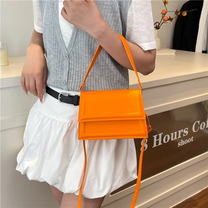 Bolso bandolera minimalista de color naranja brillante para mujer con correa ajustable