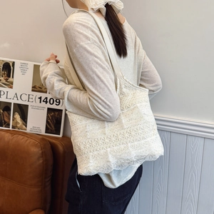 Elegante borsa tote in pizzo floreale bianco con manici in pelle in stile lifestyle