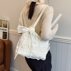 Elegante borsa tote in pizzo bianco con ricami floreali e grande dettaglio a fiocco