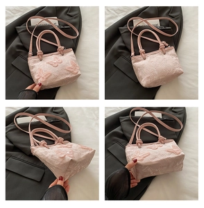 Quatre vues d'un sac seau en dentelle rose avec papillons 3D et broderie détaillée