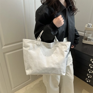 Silberne Tote Bag mit Plissee-Struktur und geprägtem TOTE BAG Schriftzug für Damen
