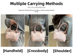 Vue détaillée du sac seau brodé rose montrant les styles porté main, croisé et à l'épaule