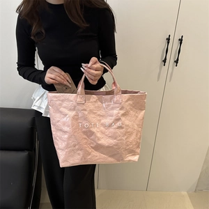 Rosafarbene Tote Bag mit Knitterstruktur, weißem Schriftzug und weichen Tragegriffen