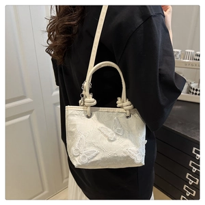 Détails de la broderie papillon 3D blanche et dentelle florale sur le sac seau d'été