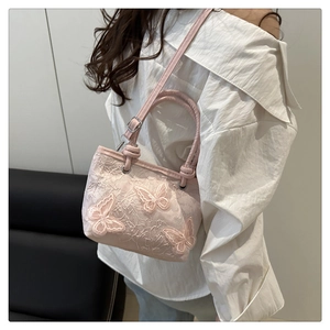 Détails de sac à main en dentelle rose avec broderie papillon et anses rondes
