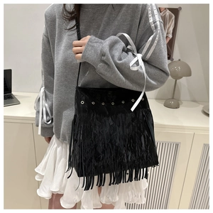 Détails du sac à franges bohème noir avec œillets métalliques et pompons longs