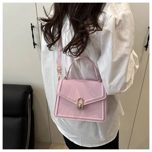 Detailopname van een stijlvolle roze kleine vierkante crossbodytas voor dames