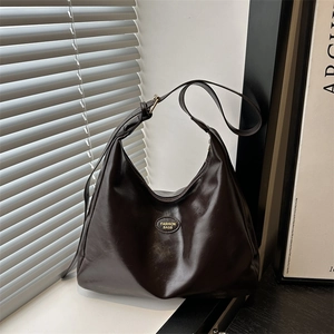 Minimalist Large Capacity Hobo Bag For Women PU Leather Solid Color Commuter Tote Shoulder Bag With Metal Logo