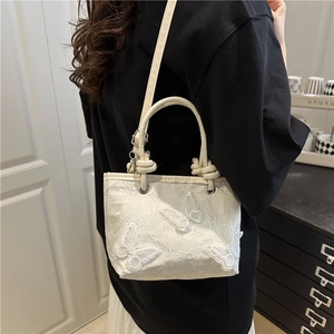 Sac seau blanc avec broderie papillon 3D et bandoulière pour femme élégante