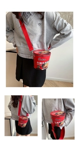 Dettaglio della borsa a tracolla creativa a forma di tazza di noodle al manzo rosso