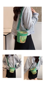 Dettaglio della borsa a tracolla creativa in PU a forma di tazza di noodle al coriandolo