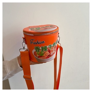 Dettaglio della borsa creativa a secchiello arancione a forma di noodles istantanei