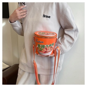 Dettaglio della borsa a secchiello creativa per noodle istantanei con tracolla regolabile