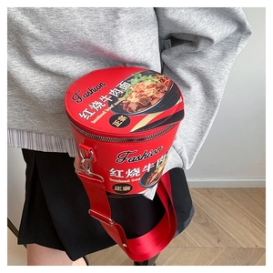 Dettaglio della borsa a tracolla creativa a forma di tazza di ramen in pelle rossa