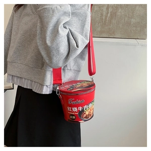 Dettaglio borsa rossa a forma di spaghetti istantanei in pelle PU con tracolla