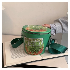 Dettaglio borsa a tracolla creativa a forma di secchiello di noodle verde con zip
