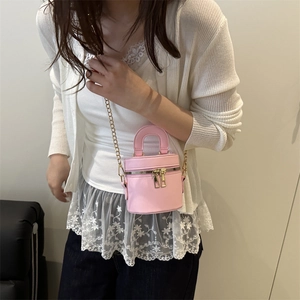 Sac seau en cuir PU rose avec bandoulière chaîne dorée et détails à double zip