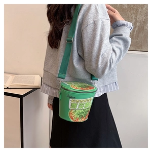 Dettaglio della borsa a tracolla creativa a forma di noodle verdi indossata da una modella