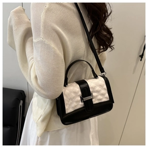 Détail du sac bandoulière matelassé bicolore avec boucle argentée et sangle réglable