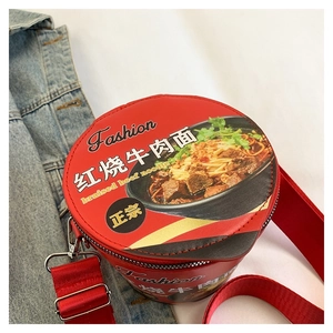 Dettaglio di una borsa a tracolla creativa a forma di ciotola di noodle con cinturino