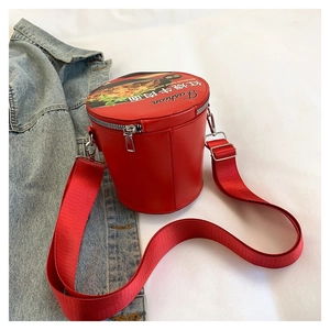 Dettaglio dall'alto della borsa a tracolla creativa a forma di tazza di noodle al manzo