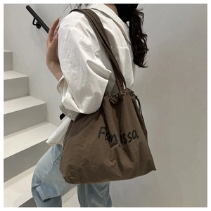 Détail du sac fourre-tout marron foncé Fanissa avec texture en nylon plissé élégant