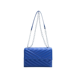 Sac bandoulière bleu marine matelassé avec chaîne argentée et motif élégant