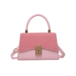 Petit sac carré rose en cuir patchwork avec fermoir doré et bandoulière réglable