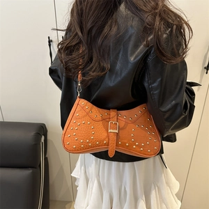 Sac à bandoulière chic orange motif crocodile avec rivets métalliques pour été 2025