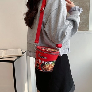 Borsa a tracolla creativa a forma di tazza di ramen rossa con cinturino in tessuto