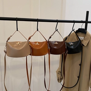 Minimalistische Leder-Halbmond-Handtasche in vier Farben mit goldenem Metallverschluss