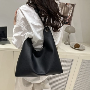 Sac fourre-tout classique en cuir noir au design minimaliste et texture grainée douce