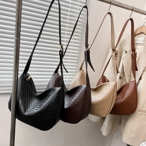 Chic woven croissant bag in four classic colors with leather strap and gold zipper details