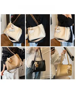 Minimalist tote bag with interchangeable straps and cute bear charm in three colors