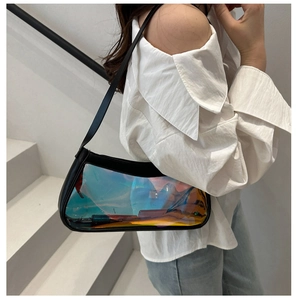 Detalle de bolso de hombro en TPU holográfico con ribete de cuero negro en una modelo