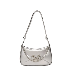 Sac bandoulière argenté métallisé avec boucle papillon et chaîne sur fond blanc
