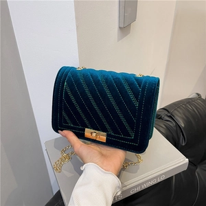 Sac bandoulière en velours vert foncé avec surpiqûres en V et chaîne dorée chic