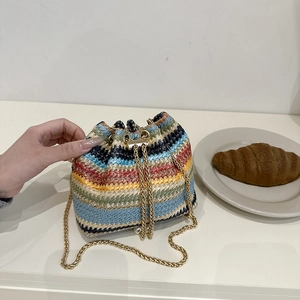 Sac Seau en Paille Tressée pour Femmes Mode Bandoulière Rayée Multicolore Avec Chaîne en Métal Et Cordon de Serrage en Perles Sac de Plage Été