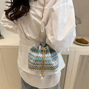 Sac seau ethnique tissé à motifs zigzag bleus, chaîne dorée et cordon en perles
