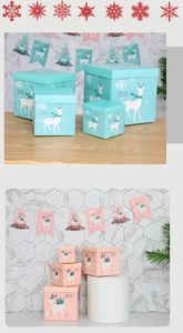 Dettaglio di scatole regalo di Natale verde menta e rosa con motivi a renna e fiocchi di neve