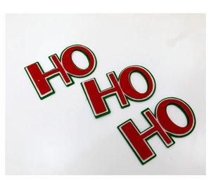 Dettaglio di tre toppe HO HO HO in feltro rosso e verde per decorazione di alberi di Natale