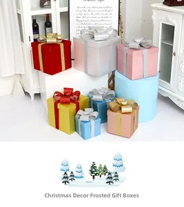 Nahaufnahme von mattierten Weihnachtsgeschenkboxen mit Glitzerbändern in vielen Farben